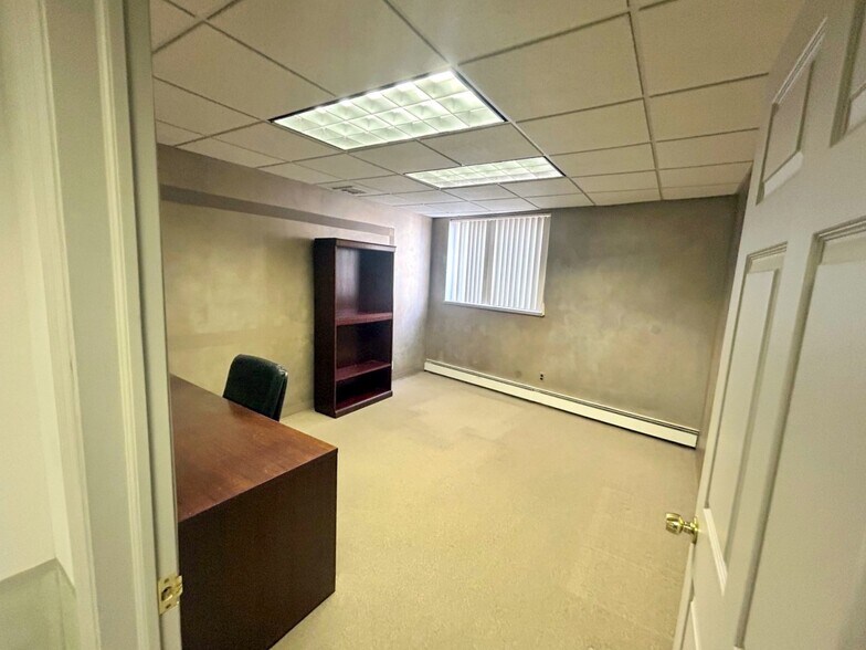 39-41 Hutcheson Pl, Lynbrook, NY à vendre - Photo intérieure - Image 3 de 8