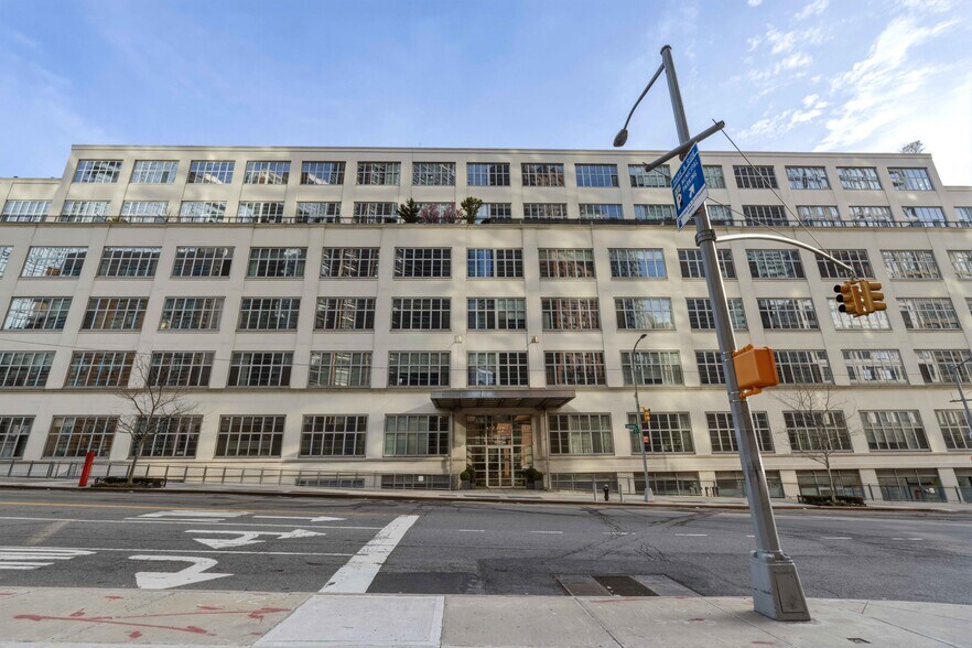 2728 Thomson Ave, Long Island City, NY à vendre - Photo du bâtiment - Image 3 de 89