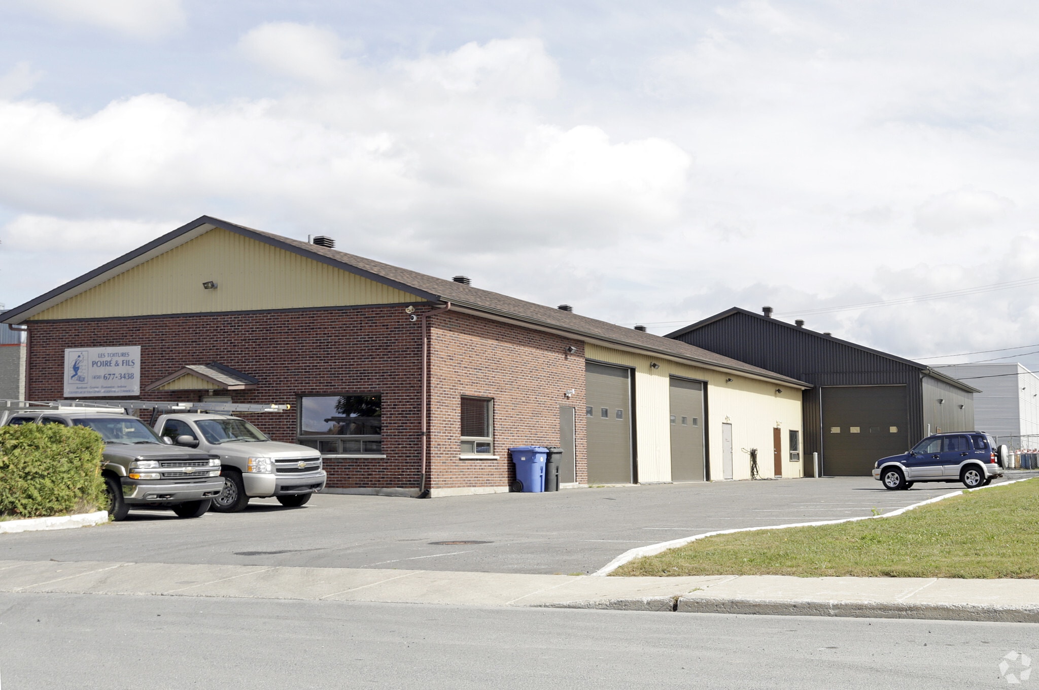 1280 Rue Labadie, Longueuil, QC for sale Primary Photo- Image 1 of 3