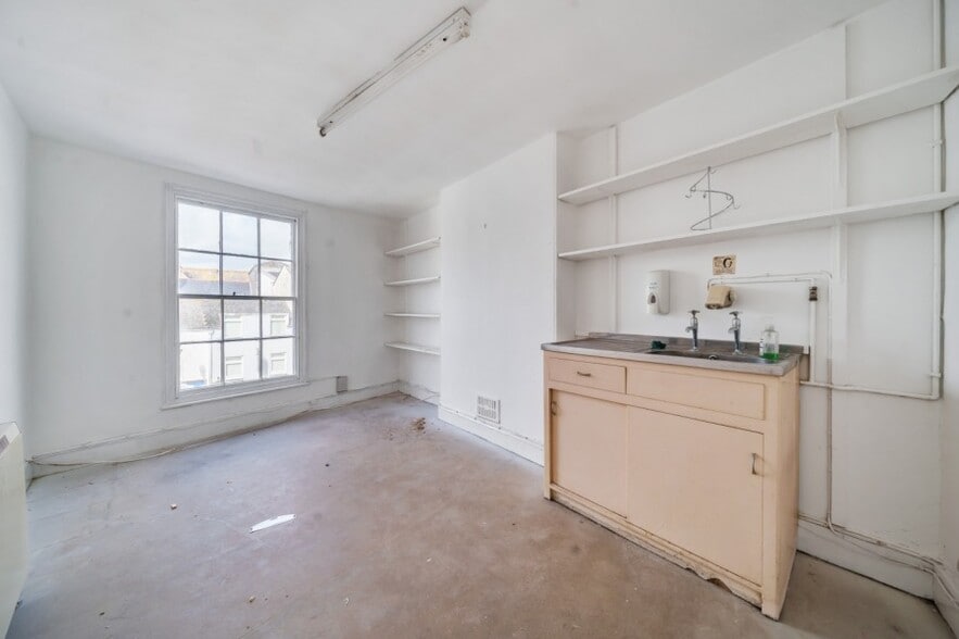 12 Victoria Sq, Truro à louer - Photo intérieure - Image 3 de 9