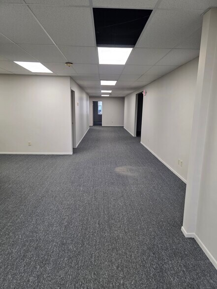 35585 Curtis Blvd, Eastlake, OH à louer - Photo du bâtiment - Image 3 de 9