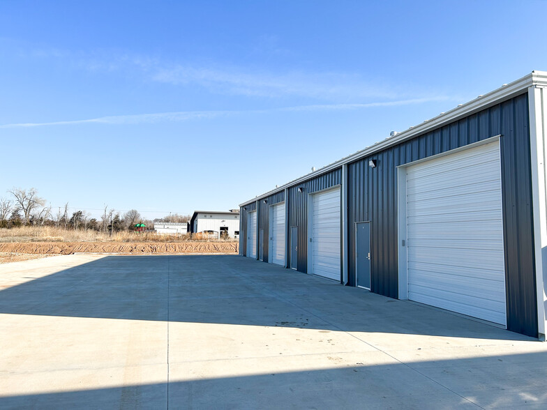 3725-3729 N Ridgewood St, Wichita, KS for lease - Building Photo - Image 3 of 10