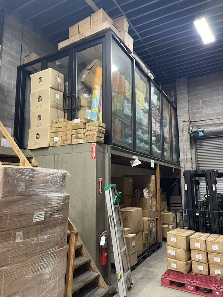 70-42 48th Ave, Woodside, NY à vendre - Photo du bâtiment - Image 3 de 17