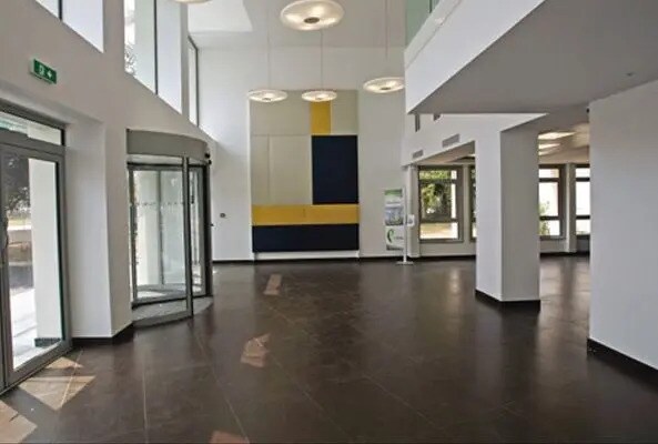 11 Avenue Morane Saulnier, Vélizy-Villacoublay à louer - Hall d’entrée - Image 2 de 7