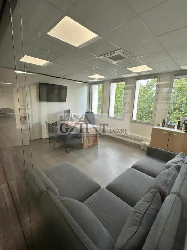 Office in Charenton-le-Pont for lease Interior Photo- Image 1 of 3