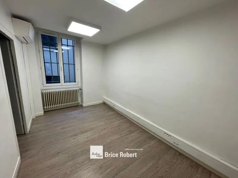 Retail in Lyon for lease - Interior Photo - Image 2 of 6