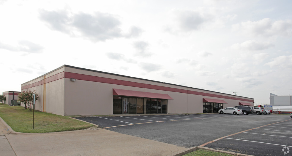 2601-2621 Aero Dr, Grand Prairie, TX for lease - Building Photo - Image 1 of 22