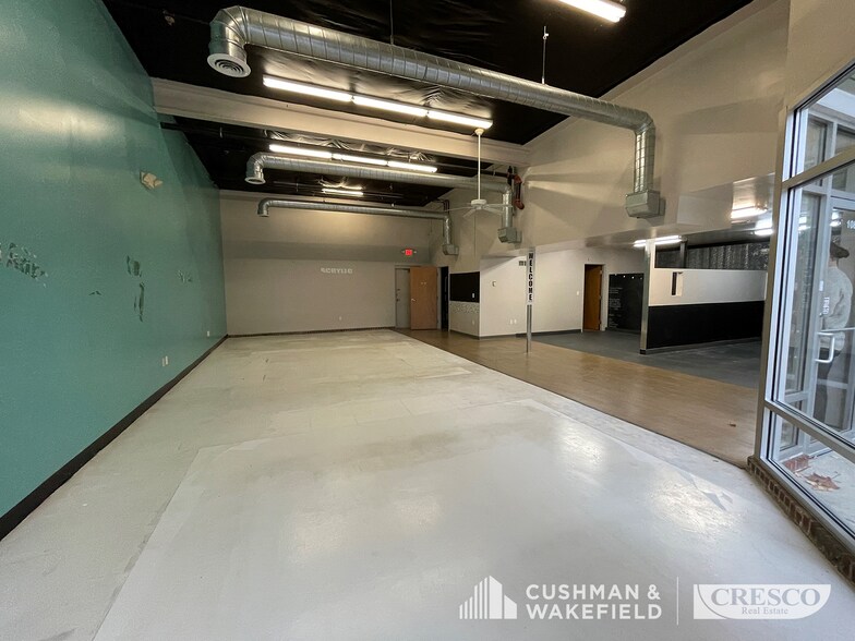 19601-19621 Puritas Rd, Cleveland, OH à louer - Photo du bâtiment - Image 3 de 7