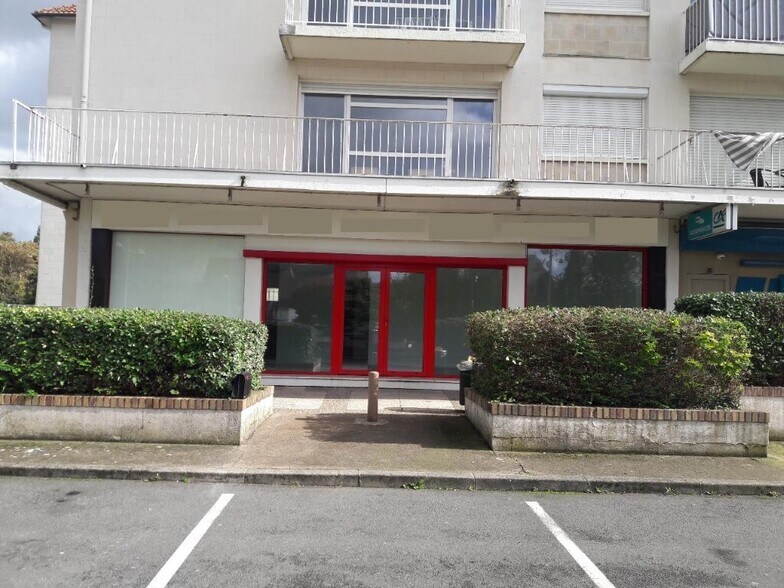 Retail in Petit-Couronne for lease - Building Photo - Image 1 of 9