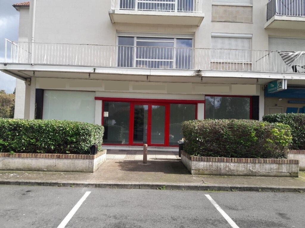 Retail in Petit-Couronne for lease Building Photo- Image 1 of 10