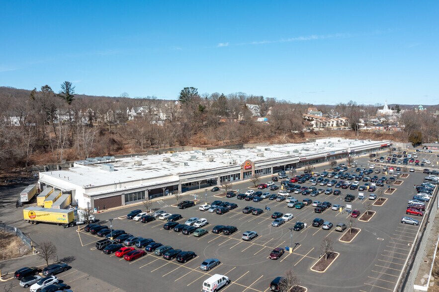42-49 Pershing Dr, Derby, CT à louer - Photo du bâtiment - Image 3 de 6