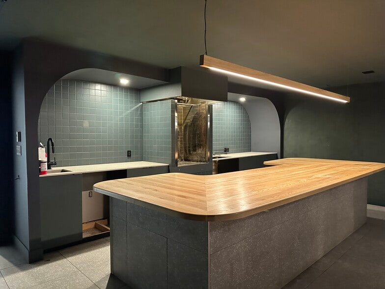 10544 114th St NW, Edmonton, AB for lease - Building Photo - Image 3 of 7