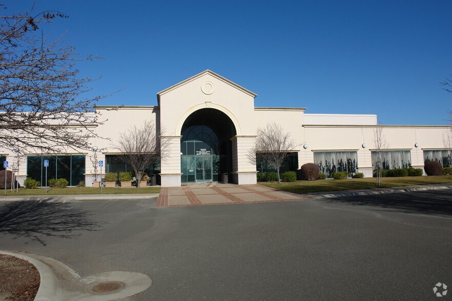 7601 Dumbarton Cir, Fremont, CA à louer - Photo du bâtiment - Image 2 de 10