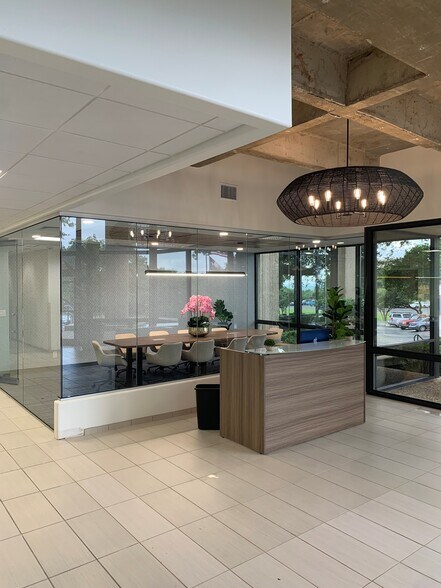 8119 Datapoint Dr, San Antonio, TX à louer - Photo du bâtiment - Image 3 de 10