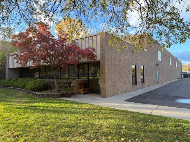 555 Elmwood Dr, Troy, MI à louer - Photo du bâtiment - Image 2 de 14