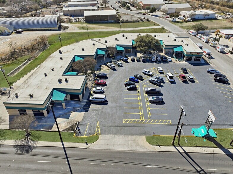 13777 Judson Rd, San Antonio, TX à louer - Photo du bâtiment - Image 3 de 22