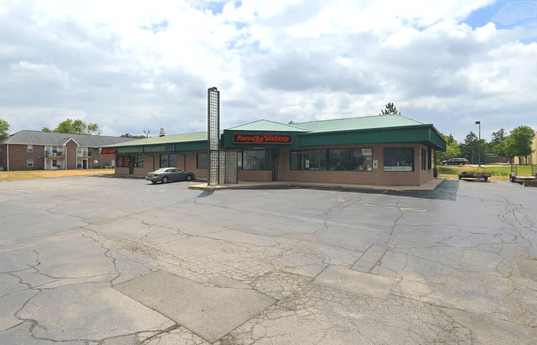 2210 N Cottage Ave, Bloomington, IL for lease Building Photo- Image 1 of 4