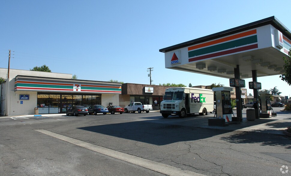 428 E Bullard Ave, Fresno, CA à louer - Photo du bâtiment - Image 3 de 4