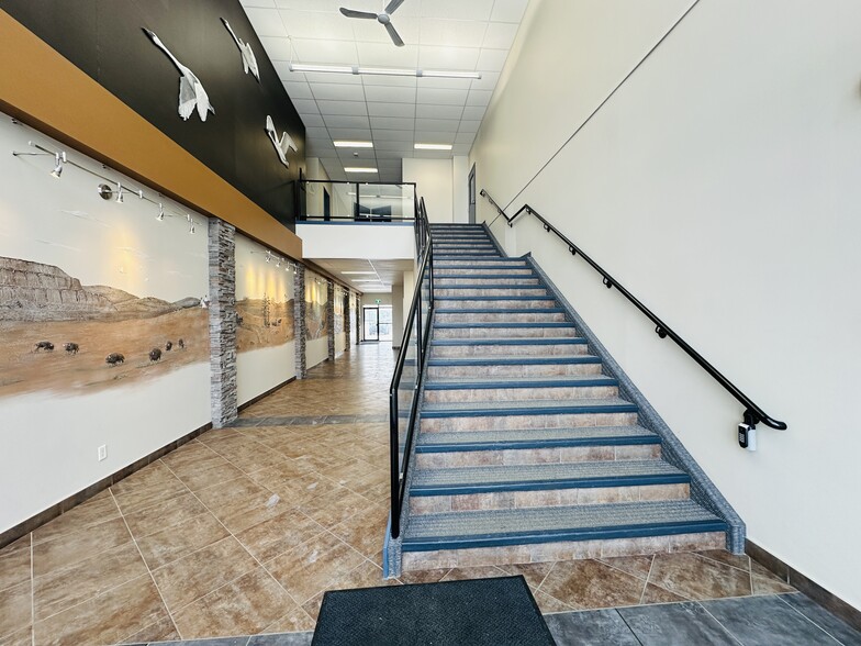 10055 120 Av, Grande Prairie, AB à louer - Photo du bâtiment - Image 3 de 11