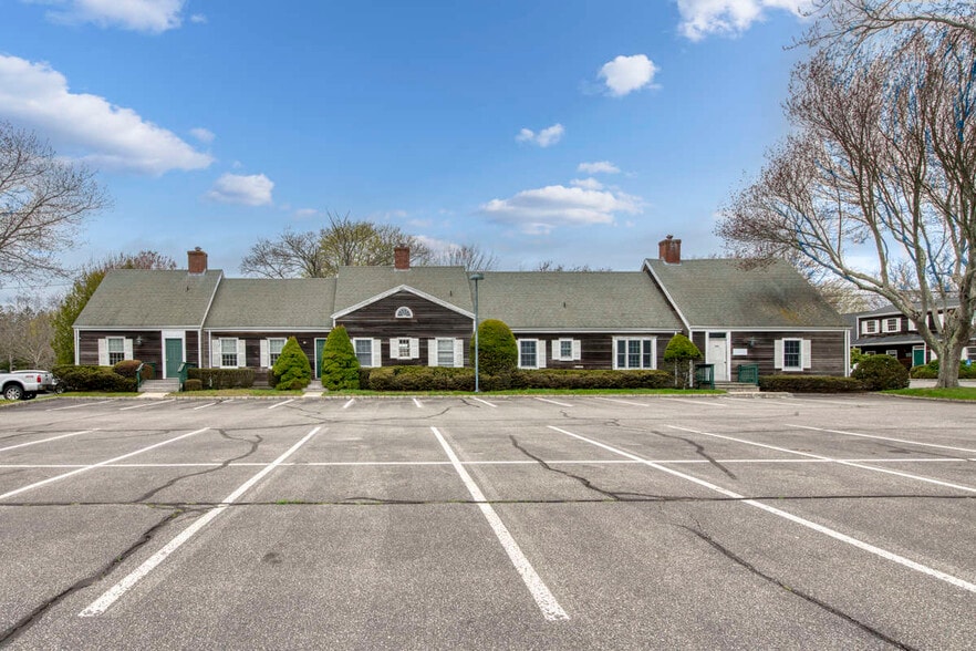335 Meeting House Ln, Southampton, NY for sale - Building Photo - Image 2 of 14