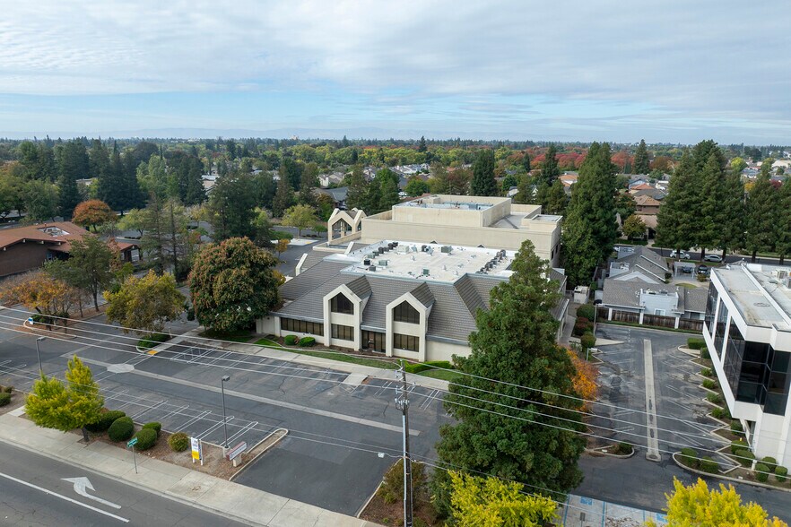 1421 Oakdale Rd, Modesto, CA à louer - Photo du bâtiment - Image 3 de 7