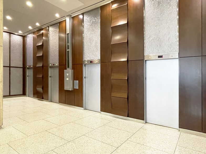 1001 6th Ave, New York, NY for lease - Building Photo - Image 3 of 4