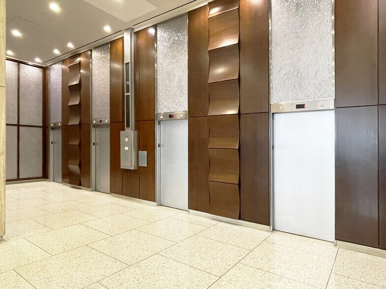 1001 6th Ave, New York, NY à louer - Photo du bâtiment - Image 3 de 4