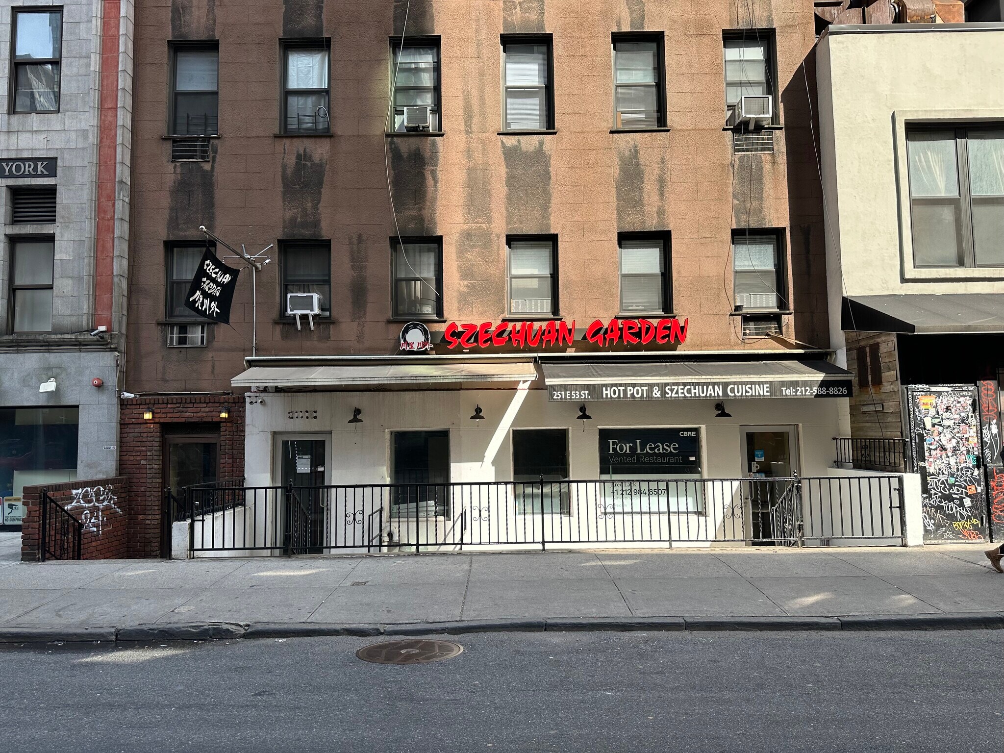 249 E 53rd St, New York, NY à louer Photo du bâtiment- Image 1 de 3