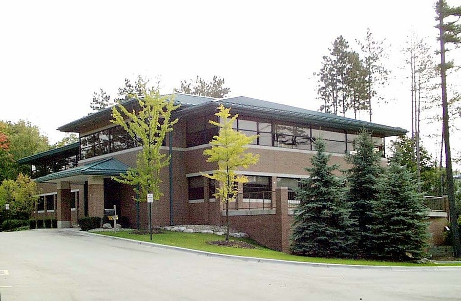 8451 Boulder Ct, Commerce Township, MI à louer - Photo du bâtiment - Image 2 de 10