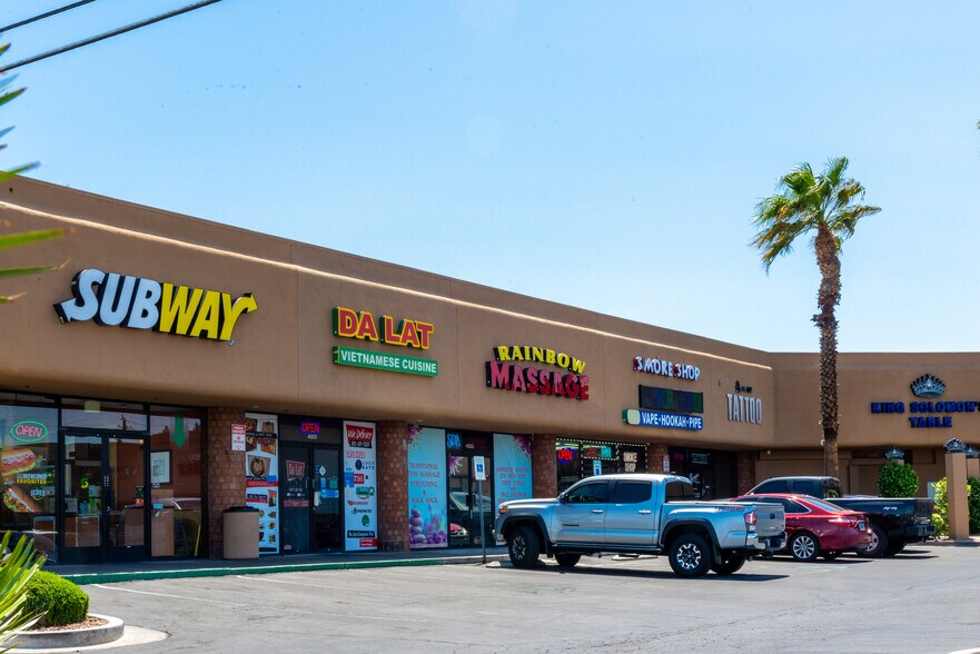 4551-4583 W Flamingo Rd, Las Vegas, NV à louer - Photo du bâtiment - Image 2 de 5