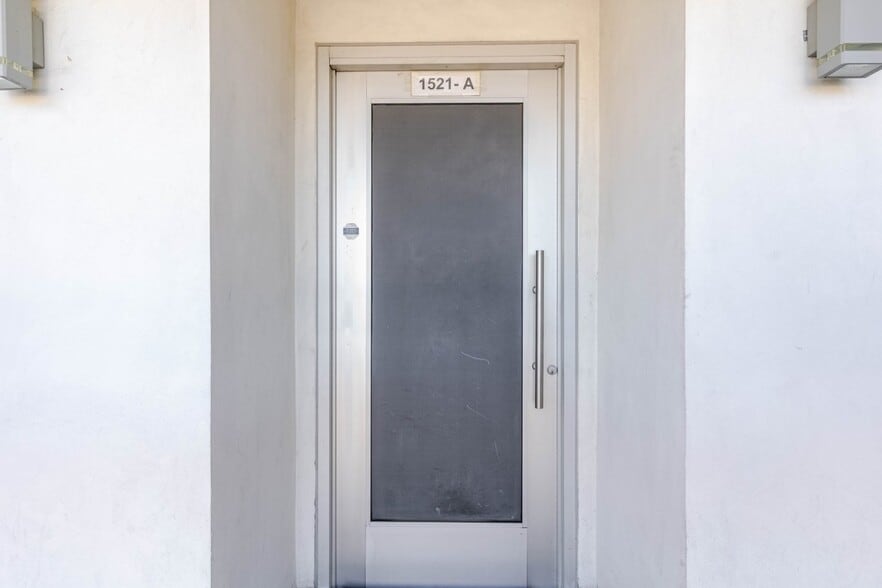 1519-1521 W Glenoaks Blvd, Glendale, CA for lease - Building Photo - Image 2 of 25