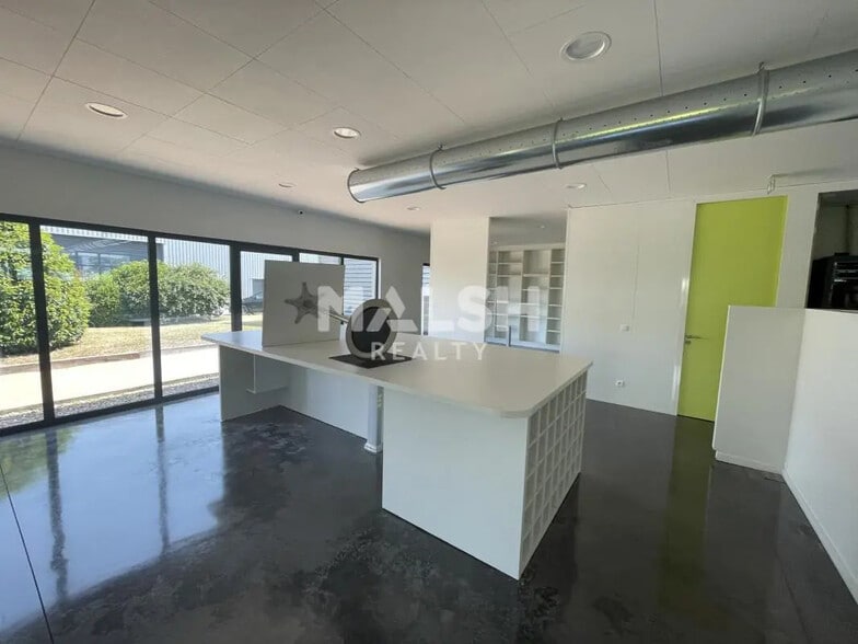 Office in CHAZAY-D'AZERGUES for lease - Interior Photo - Image 2 of 16