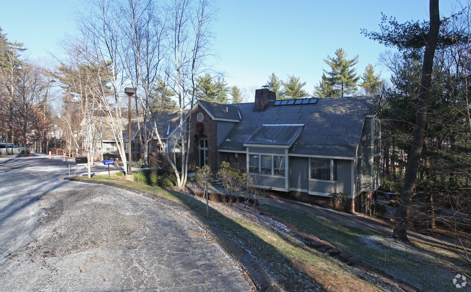 10 Mill Pond Ln, Simsbury, CT à vendre - Photo du bâtiment - Image 2 de 2