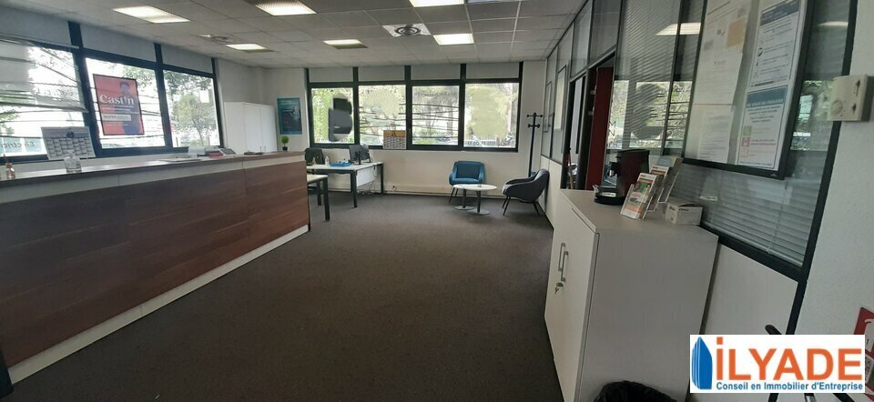 Office in Vitrolles for lease - Interior Photo - Image 2 of 3