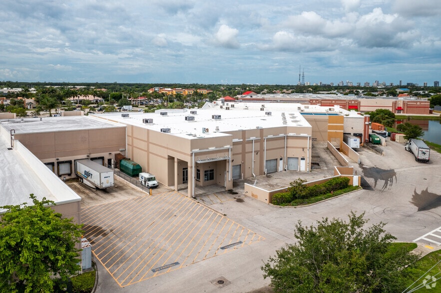 6329 Naples Blvd, Naples, FL à louer - Photo du bâtiment - Image 2 de 3