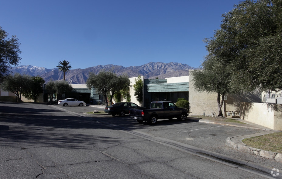 755-783 S Williams Rd, Palm Springs, CA à louer - Photo du bâtiment - Image 2 de 5