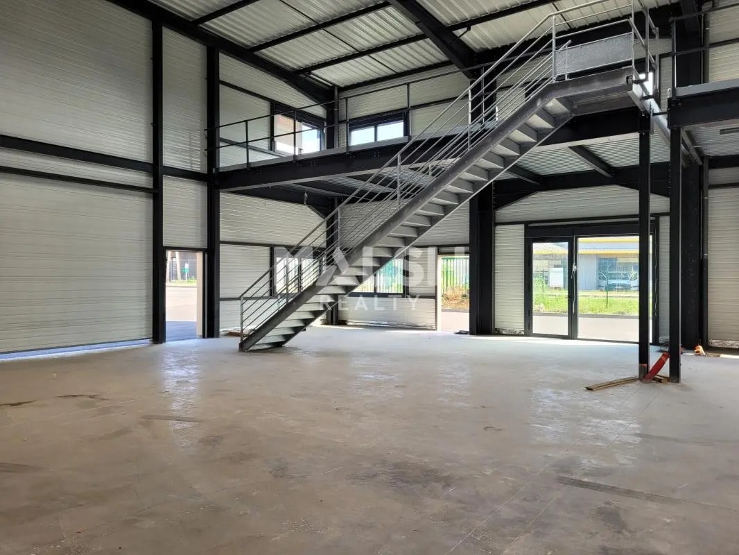 Flex in Trévoux for lease Building Photo- Image 1 of 13