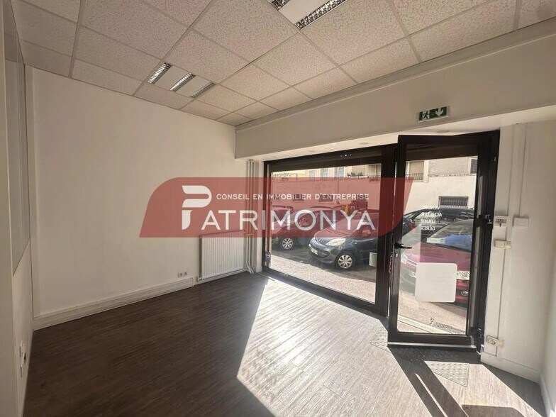 Retail in Marseille 10Eme for lease - Interior Photo - Image 3 of 3