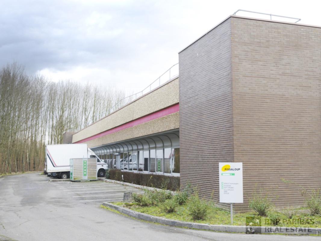 Flex in Trappes for lease Building Photo- Image 1 of 6
