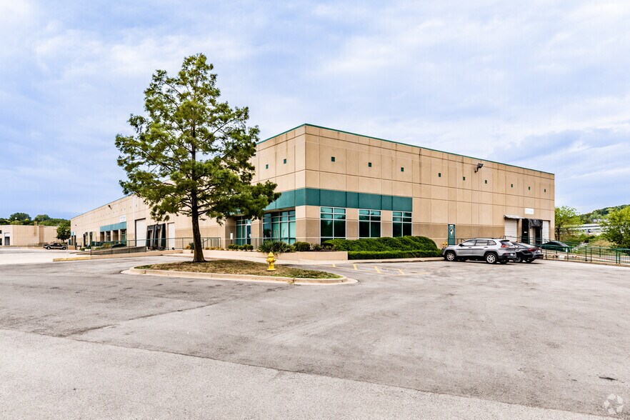 400-460 NW Parkway Dr, Riverside, MO for lease - Building Photo - Image 2 of 5