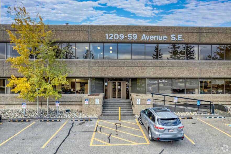 1209 59th Ave SE, Calgary, AB à louer - Photo du bâtiment - Image 3 de 11