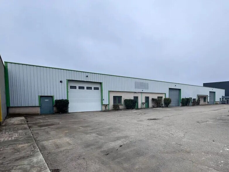 Flex in Pusignan for lease - Building Photo - Image 1 of 5