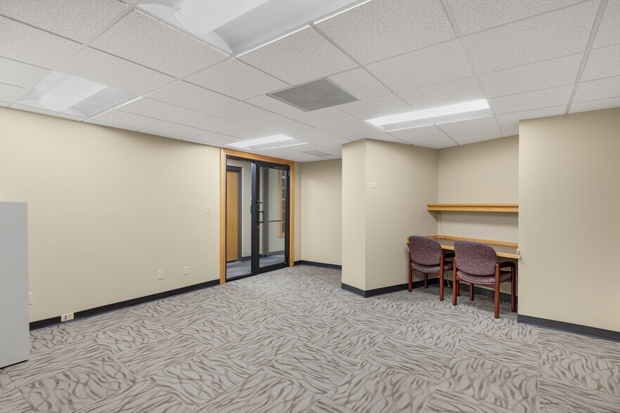 9 3rd St N, Great Falls, MT for lease - Lobby - Image 3 of 34