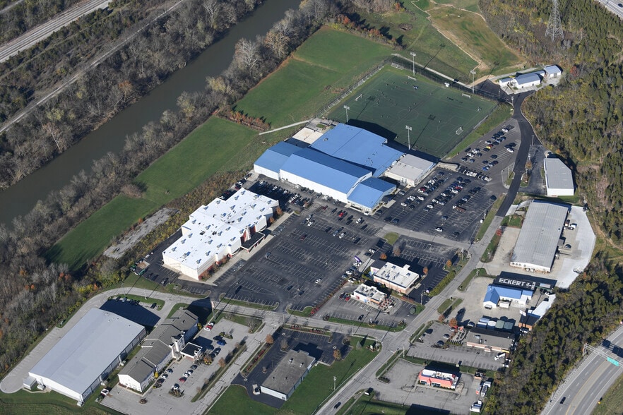 1016-1018 Town Dr, Highland Heights, KY for lease - Building Photo - Image 2 of 2