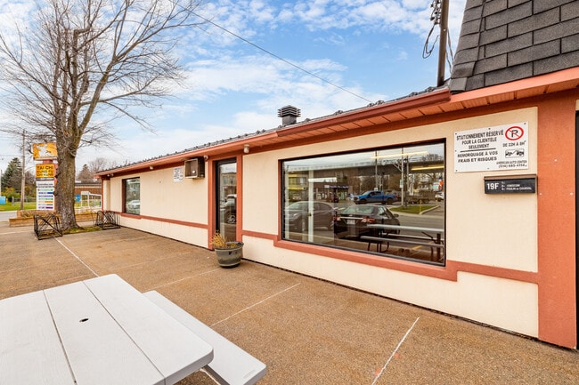 Plus de détails pour 19 Rue Centre Commercial, Montréal, QC - Bureau, Commerce de détail à louer