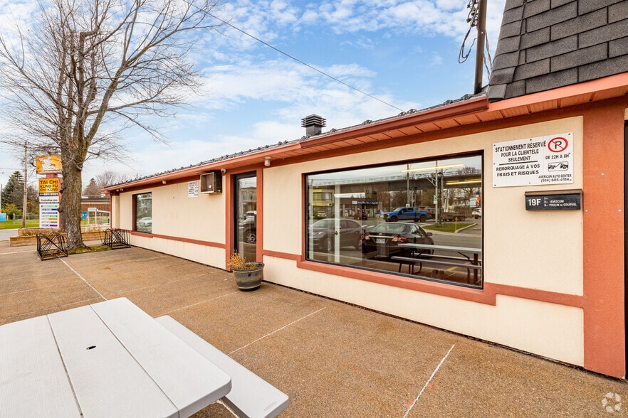 19 Rue Centre Commercial, Montréal, QC à louer - Photo du bâtiment - Image 1 de 23