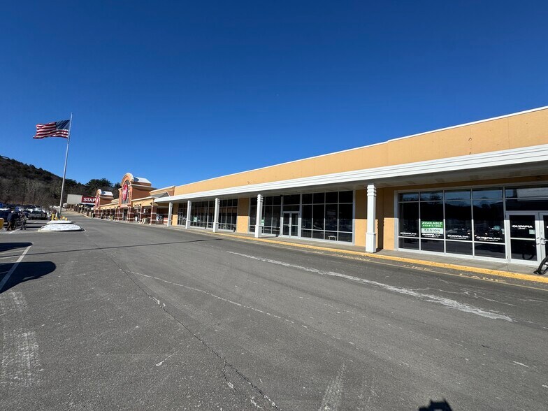 225-255 Mohawk Trl, Greenfield, MA à louer - Photo du bâtiment - Image 3 de 5