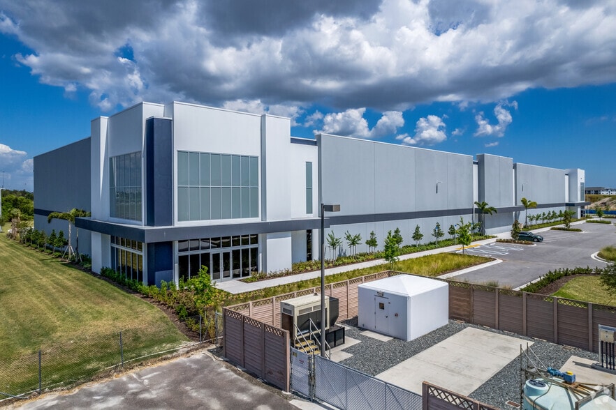 2799 Gateway Centre Pky, Saint Petersburg, FL for lease - Building Photo - Image 2 of 6