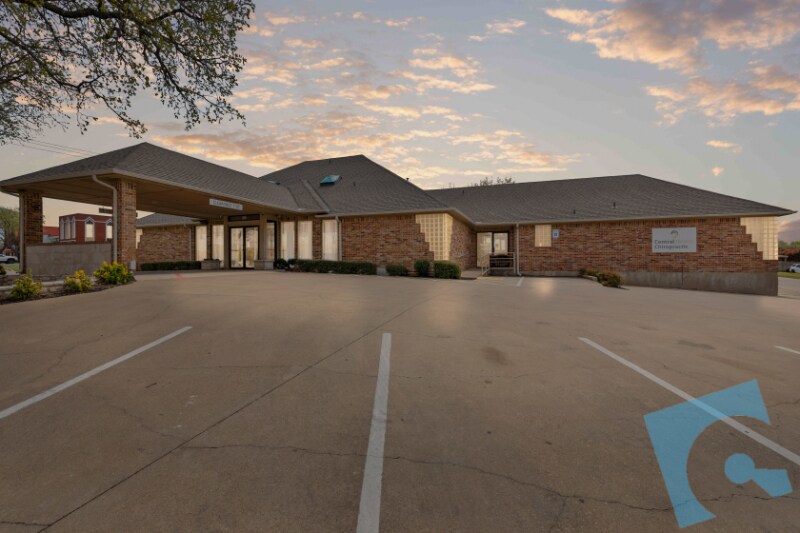 501 W Harwood Rd, Hurst, TX à louer - Photo du bâtiment - Image 3 de 25