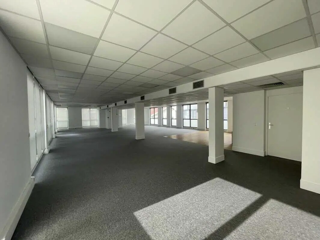 Office in Montreuil for lease Interior Photo- Image 1 of 2